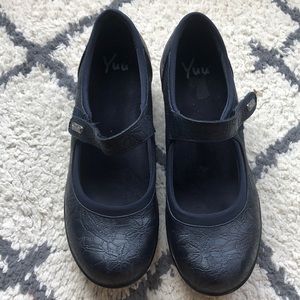 Yuu Navy Blue Mary Jane Pumps size 9